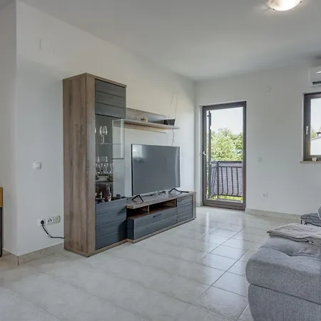 Tonka Apartment *